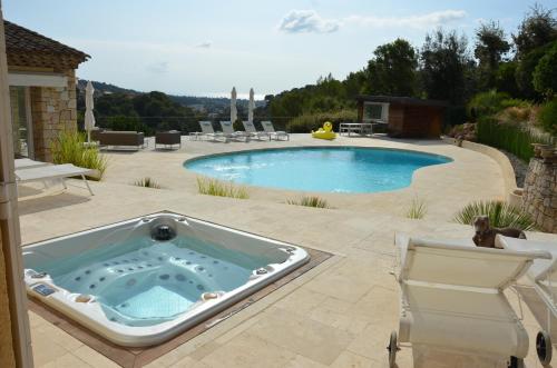 - une piscine avec un bain à remous dans la cour dans l'établissement Grande Villa proche Sophia avec magnifique vue mer, à Biot