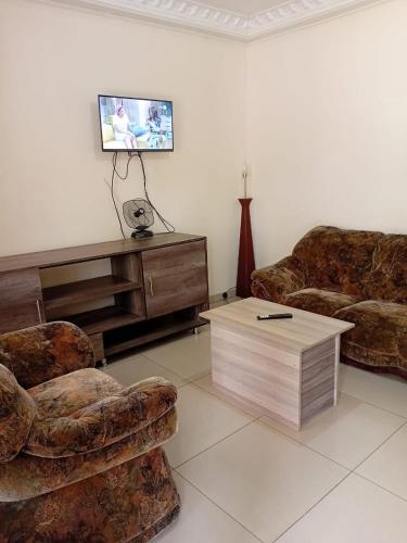 Μια τηλεόραση ή/και κέντρο ψυχαγωγίας στο Cozy 2 Bedroom