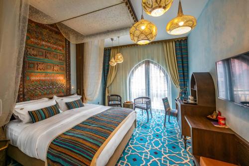 Кровать или кровати в номере Mesés Shiraz Hotel Superior-Adults only