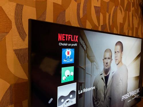 a television screen with a picture of a man on it at La Reserve in Brugelette
