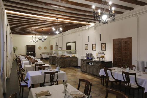 Hospederia Seminario Conciliar de San Julián في كوينكا: مطعم بطاولات بيضاء وكراسي ومطبخ