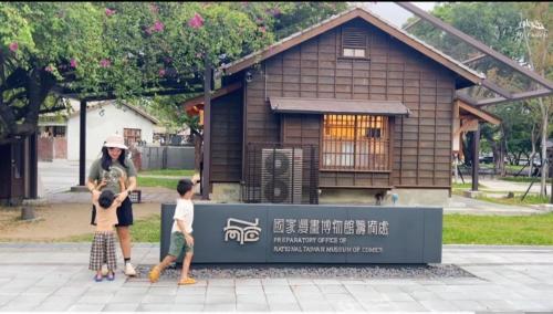 a woman and a child standing in front of a building at 凝萃文旅 台中車站店 NCH-Business Hotel in Taichung