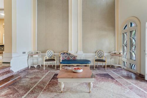 Posezení v ubytování 7BHK Indrakshi Villa