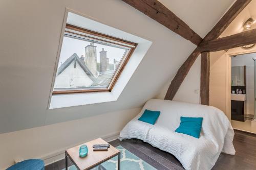 Cette chambre comprend un lit et une fenêtre. dans l'établissement Le Petit Bouchon - Studio - Hypercentre, à Troyes