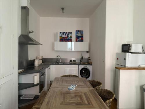 - une cuisine avec une table en bois dans une chambre dans l'établissement Appartement ultra centre Sète climatisé, à Sète