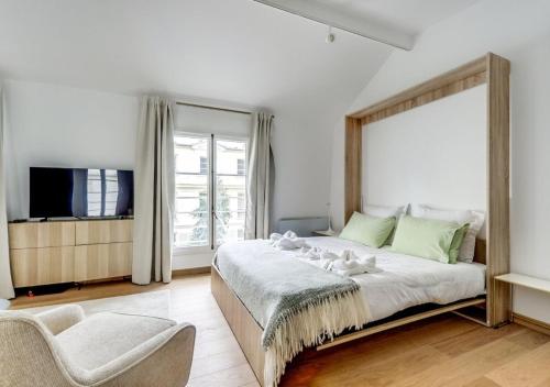 - une chambre dotée d'un grand lit avec des animaux rembourrés dans l'établissement Sur un nuage - Calme & Rénové - Odéon, à Paris