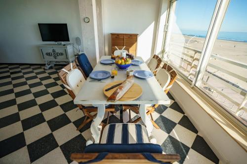 - une table dans une chambre avec vue sur la plage dans l'établissement Ô sable fin - Front de mer, à Canet