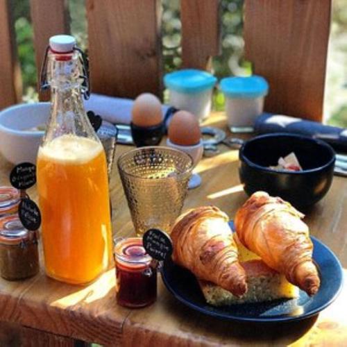une table avec une assiette de pain, de croissants et de jus d'orange dans l'établissement Family Hotel Jeri, à Velingrad