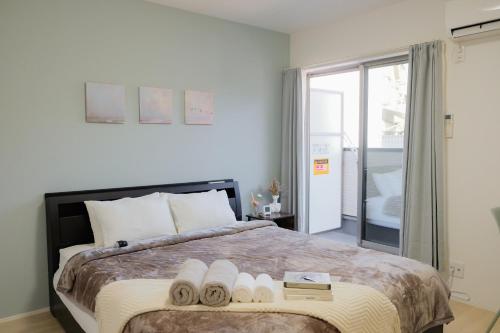 Ένα ή περισσότερα κρεβάτια σε δωμάτιο στο Room near Korea Town and Osaka Expo
