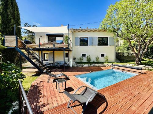 une maison avec piscine et une maison dans l'établissement L'ancienne Étude - Superbe vue - Piscine chauffée, à Buis-les-Baronnies