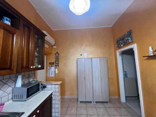 cocina con nevera en la esquina en La casetta di lalla, en Civitavecchia