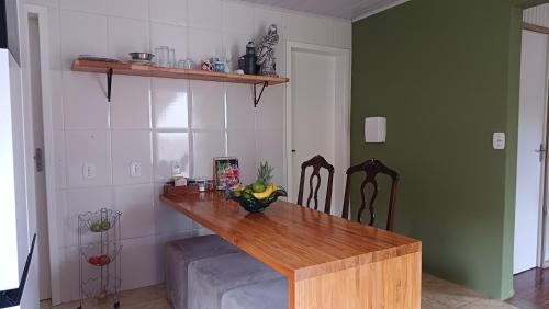 a kitchen with a wooden counter top in a room at Casa das Plantas in Gravatal