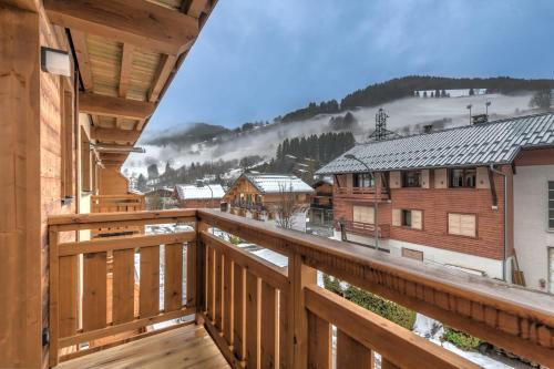 - un balcon avec vue sur les montagnes enneigées dans l'établissement Appartement Oaken - Welkeys, à Megève