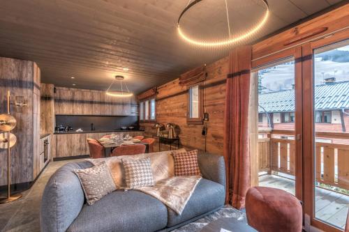 un salon avec un canapé et une table dans l'établissement Appartement Oaken - Welkeys, à Megève