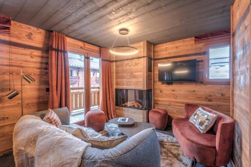 - un salon avec un canapé, des chaises et une cheminée dans l'établissement Appartement Oaken - Welkeys, à Megève