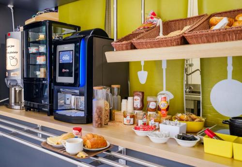 een keuken met een aanrecht met brood en een koffiezetapparaat bij B&B HOTEL Antibes Sophia Antipolis in Biot