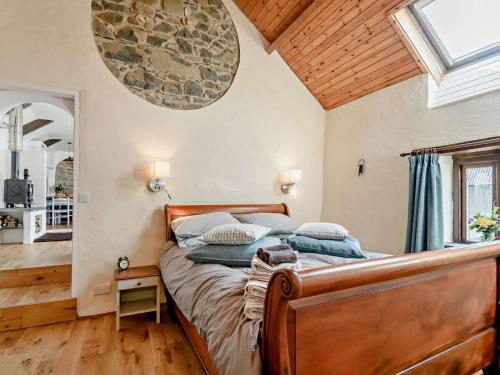 Postel nebo postele na pokoji v ubytování Stone cottage in rural Pembrokeshire