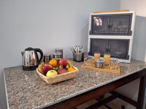 un comptoir avec deux paniers de fruits et un four micro-ondes dans l'établissement Ezba Guest House, à Louxor