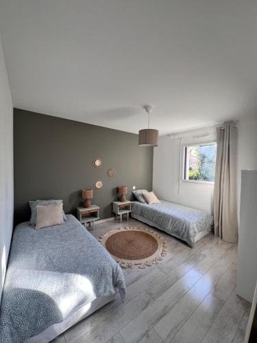 une chambre avec deux lits et une fenêtre dans l'établissement Maison moderne sur le port, à Loperhet