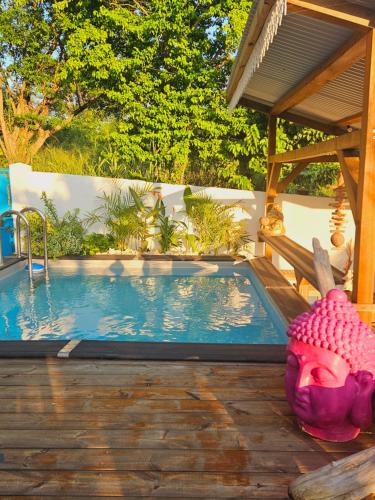 Bazén v ubytování Ti Oasis COLIBRI, 1 chambre, piscine, à 150m de la Plage nebo v jeho okolí