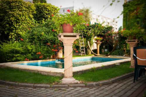 Un jardín fuera de Hotel Bow Garden