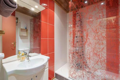 une salle de bain avec un lavabo et une douche dans l'établissement Belle Hutte - La Bresse montagne et parking privé, à La Bresse