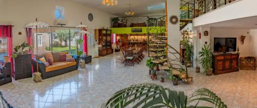 Χώρος καθιστικού στο Loft d'exception 350m2 spacieux et lumineux avec piscine à 15 min de la mer