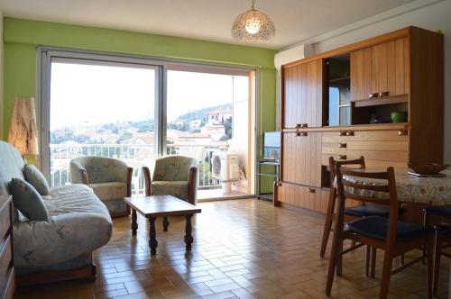 un salon avec un canapé et une table dans l'établissement Appart 2 pièces - cabine 6 couchages BANYULS SUR MER BN130-B41, à Banyuls-sur-Mer