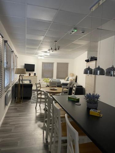 Gambar di galeri bagi Modern Studio Flat in Bramhall di Bramhall