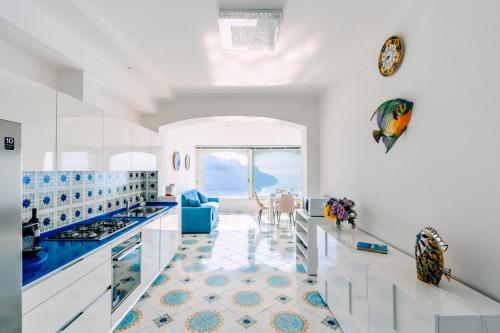 Η κουζίνα ή μικρή κουζίνα στο Tra Cielo E Mare - Sea View Apartment - PRIVATE PARKING