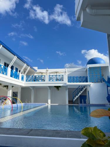 une piscine sur le côté d'un navire de croisière dans l'établissement Miamor Senior Hotel & Resort, à Naic
