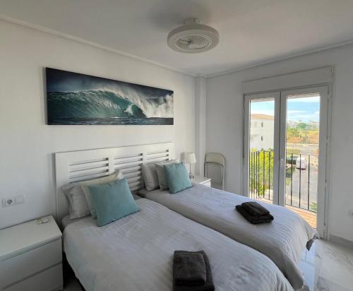 biała sypialnia z dwoma łóżkami i oknem w obiekcie Luxury 2 bed Penthouse on Golf Course Murcia w mieście Sucina