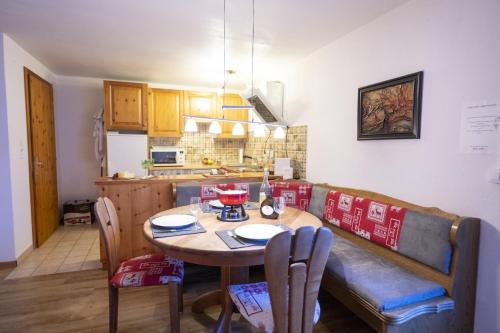 a kitchen and dining room with a table and a couch at Chasa Patgific Studio in Ramosch