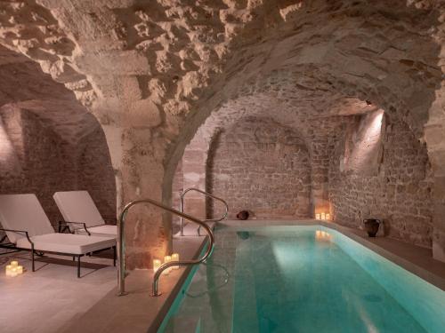 Bazén v ubytování Hotel Madeleine De Senlis nebo v jeho okolí
