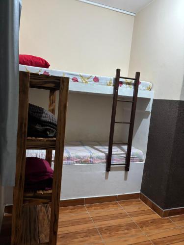 a room with two bunk beds in a room at Pousada Fênix,com piscina -250 METROS DA PRAIA in Pontal do Paraná