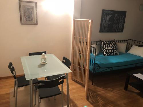 a small room with a table and a bed at Edificio con 2 opciones DUPLEX 3 DORMITORIOS Y APARTAMENTO 1 DORMITORIO EN PLAZA MAYOR in Segovia