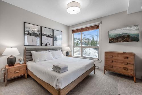 une chambre avec un grand lit et une fenêtre dans l'établissement Stonegate Resort Unit C106, à Big White