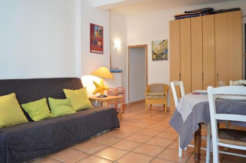 un salon avec un canapé et une table dans l'établissement Appart 2 pièces 4 couchages BANYULS SUR MER BN260-201, à Banyuls-sur-Mer