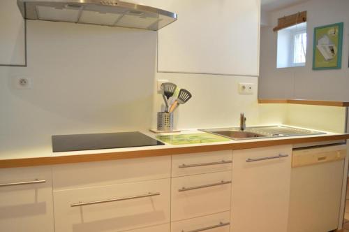 une cuisine avec un évier et un plan de travail dans l'établissement Appart 2 pièces 4 couchages BANYULS SUR MER BN260-201, à Banyuls-sur-Mer