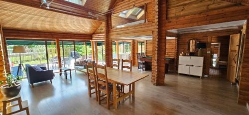 une salle à manger et une cuisine avec une table et des chaises dans l'établissement Villa D'Andy - Collection Idylliq, à Paron