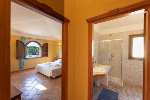 Ένα μπάνιο στο Tropical Residence In Santa Margherita Di Pula