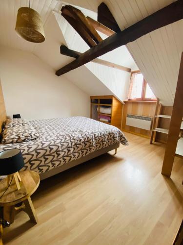 une chambre avec un grand lit dans un grenier dans l'établissement Mountain Escape, Spacious 2 Bedrooms in La Meije, à La Grave