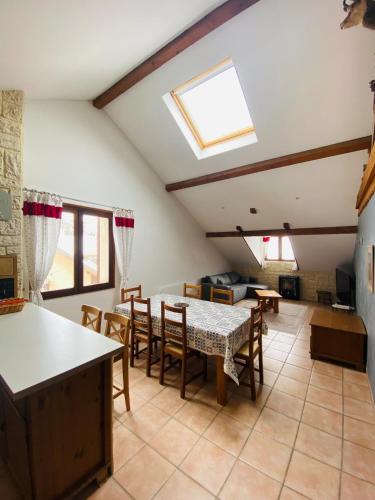 une cuisine et une salle à manger avec une table et des chaises dans l'établissement Mountain Escape, Spacious 2 Bedrooms in La Meije, à La Grave