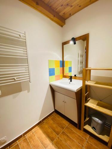 une salle de bain avec un lavabo et un miroir dans l'établissement Mountain Escape, Spacious 2 Bedrooms in La Meije, à La Grave