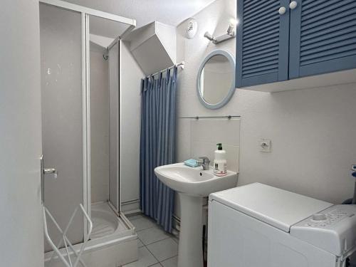 une petite salle de bain avec un lavabo et une douche dans l'établissement Appart 3 pièces 5 couchages BANYULS SUR MER BN090-F18, à Banyuls-sur-Mer