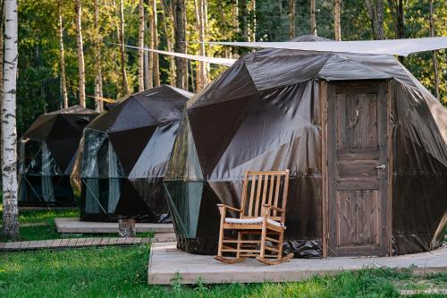 yurta con silla de madera y silla de madera en LES Glamping, en Jõemetsa