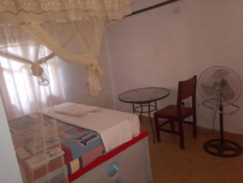 Ein Bett oder Betten in einem Zimmer der Unterkunft Richy Hotels and Safaris