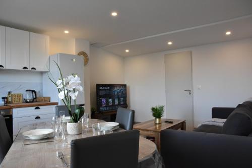 une cuisine et une salle à manger avec une table et des chaises dans l'établissement Refuge du Château avec terrace, à Manom