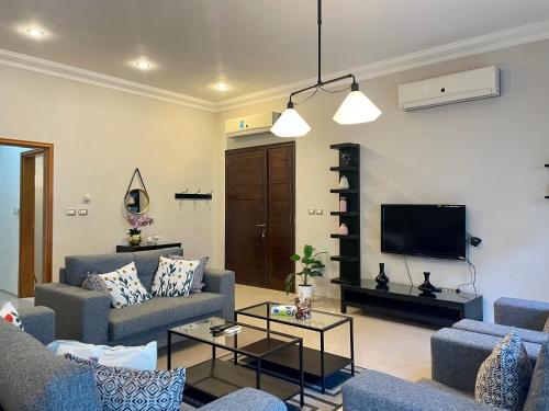 Posezení v ubytování Contemporary Semi Villa Apartment with Private Entrance in Khalda
