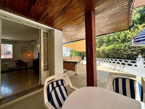 un patio avec une table et des chaises sur un porche dans l'établissement Maison Garriga, à Béziers